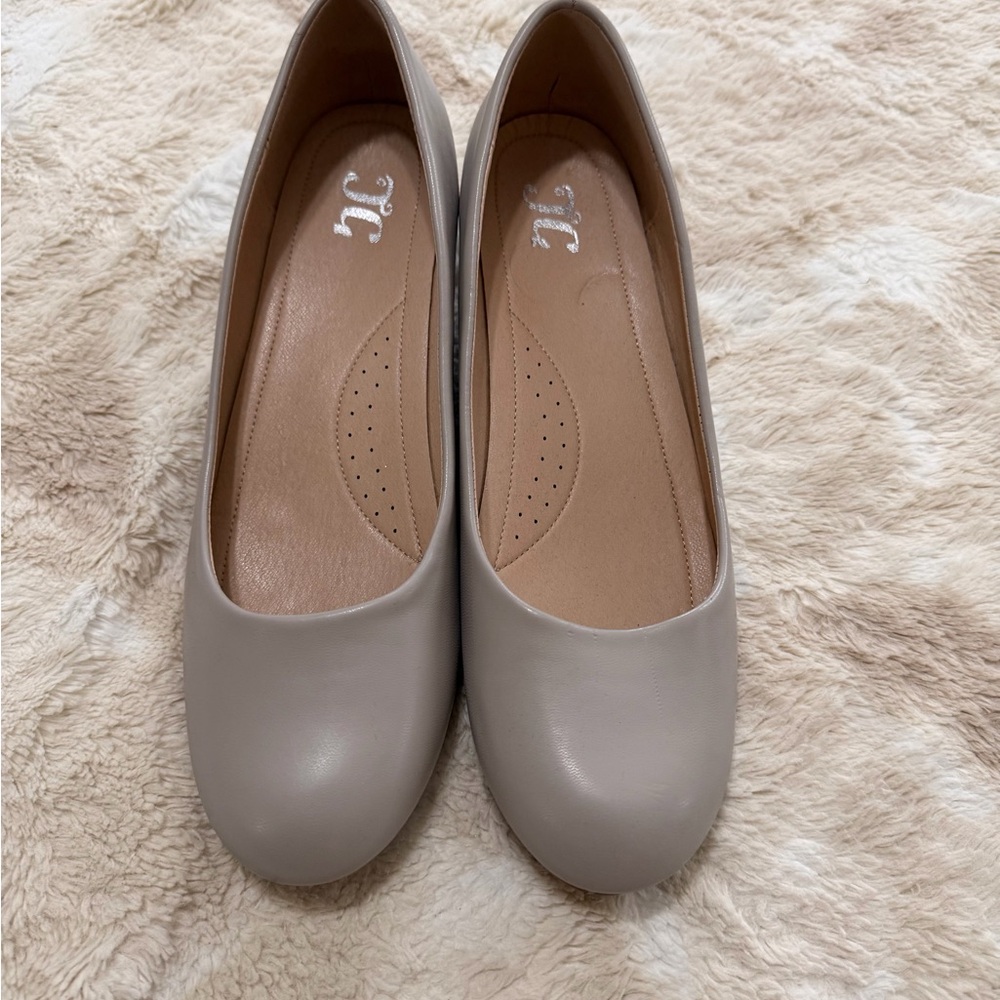 Women’s Size 11 Journee Collection Saar Comfort Pumps - Light Gray